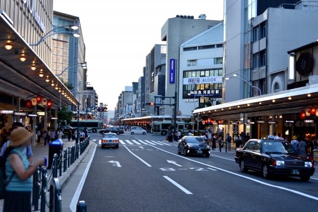 ・北区役所：〒603-8511京都府京都市北区紫野東御所田町33-1<br>・上京区役所：〒602-8511京都府京都市上京区今出川通室町西入堀出シ町285<br>・左京区役所：〒606-8511京都府京都市左京区松ケ崎堂ノ上町7-2<br>・中京区役所：〒604-8588京都府京都市中京区西堀川通御池下る西三坊堀川町521<br>・東山区役所：〒605-8511京都府京都市東山区清水5丁目130-6<br>・下京区役所：〒600-8588京都府京都市下京区西洞院通塩小路上る東塩小路町608-8<br>・南区役所：〒601-8511京都府京都市南区西九条南田町1-3<br>・右京区役所：〒616-8511京都府京都市右京区太秦下刑部町12<br>・伏見区役所：〒612-8511京都府京都市伏見区鷹匠町39-2<br>・山科区役所：〒607-8511京都府京都市山科区椥辻池尻町14-2<br>・西京区役所：〒615-8522京都府京都市西京区上桂森下町25-1
